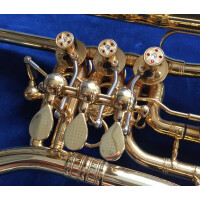 Flü-b, das Drehventil-Flügelhorn, vergoldet mit Schmucksteinen